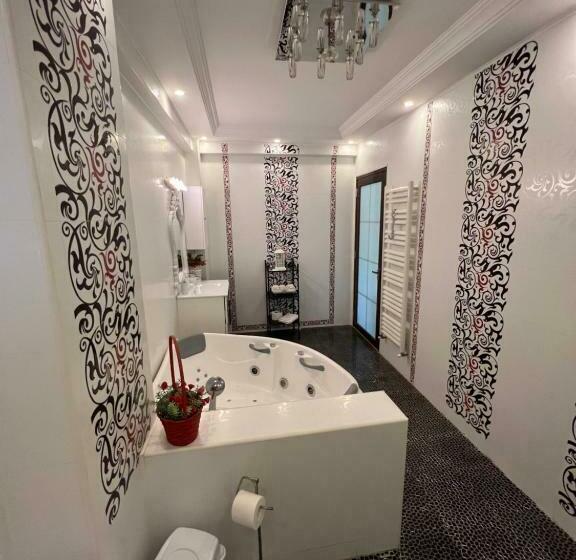 חדר סטנדרט עם מיטת קינג, Ami Residence Bucharest Airport,therme&free Parking Otopeni