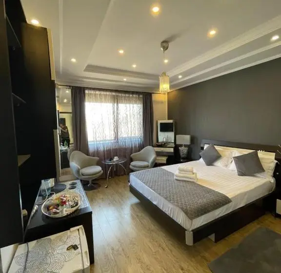 اتاق لوکس با بالکن, Ami Residence Bucharest Airport,therme&free Parking Otopeni