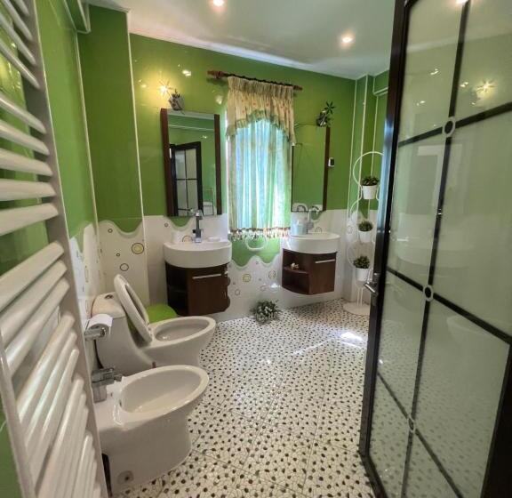 חדר דחוקס עם מיטת קינג, Ami Residence Bucharest Airport,therme&free Parking Otopeni