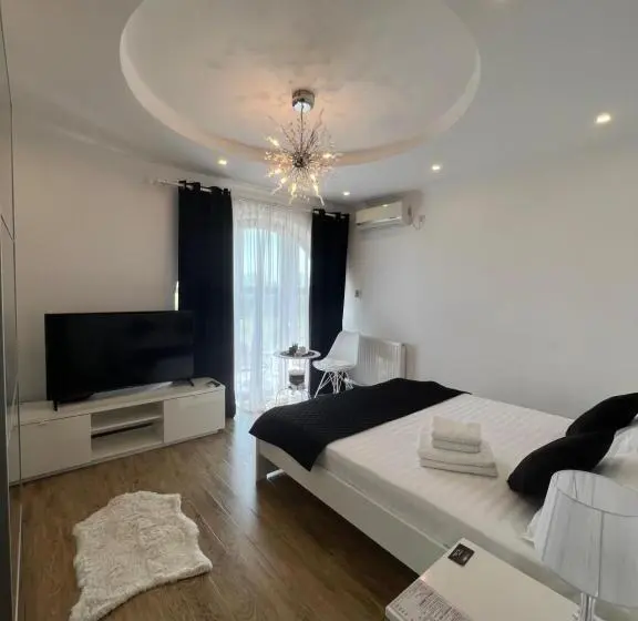 اتاق لوکس با تخت بزرگ, Ami Residence Bucharest Airport,therme&free Parking Otopeni