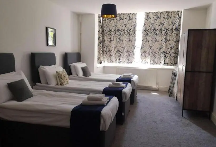 Economy Quadruple Room, North Cambridge Guesthouse By Payman Club