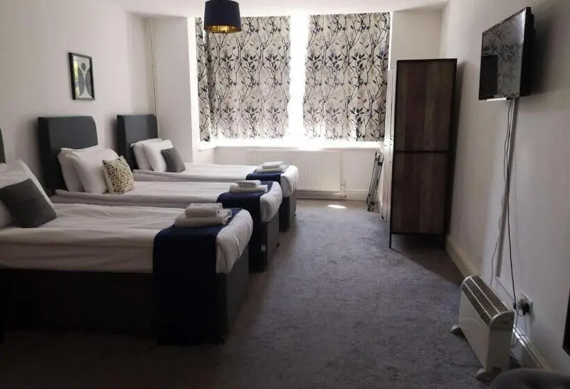 Economy Quadruple Room, North Cambridge Guesthouse By Payman Club