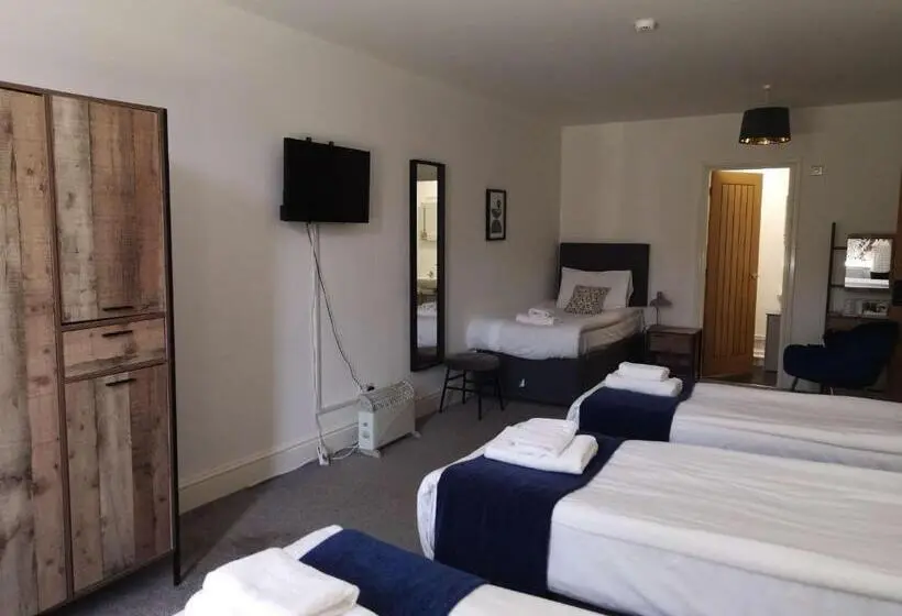 Economy Quadruple Room, North Cambridge Guesthouse By Payman Club