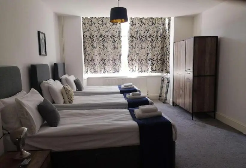 Economy Quadruple Room, North Cambridge Guesthouse By Payman Club