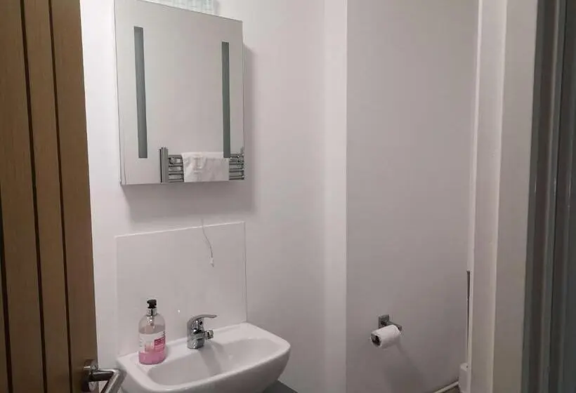 Economy Quadruple Room, North Cambridge Guesthouse By Payman Club