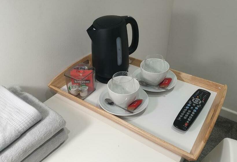 اتاق استاندارد با سرویس بهداشتی مشترک, Tropicana House