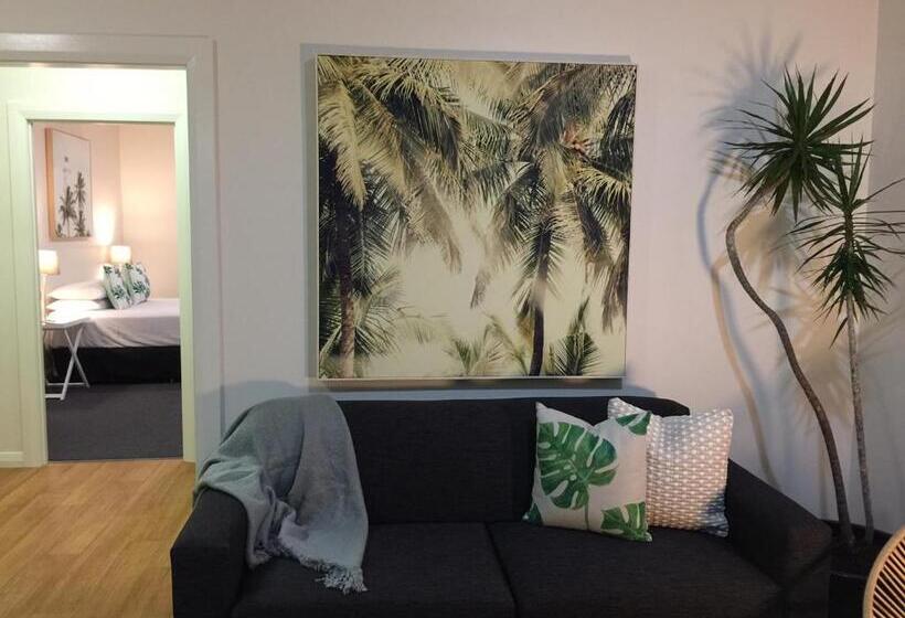 スタンダードバンガロー, Hibiscus Motel