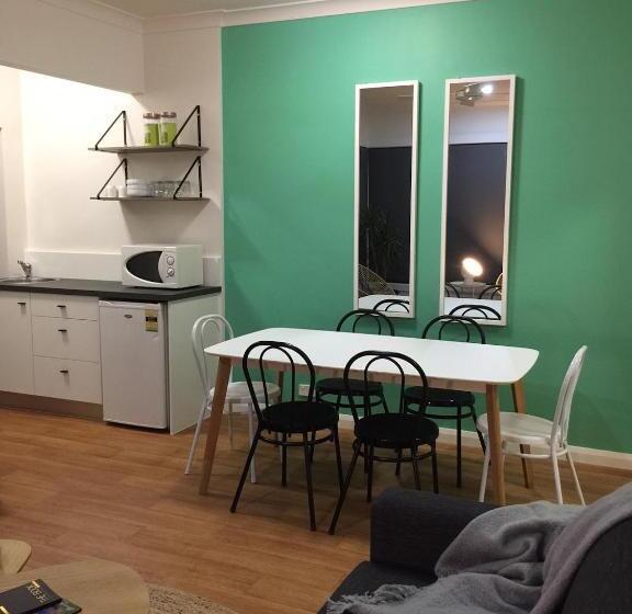 スタンダードバンガロー, Hibiscus Motel