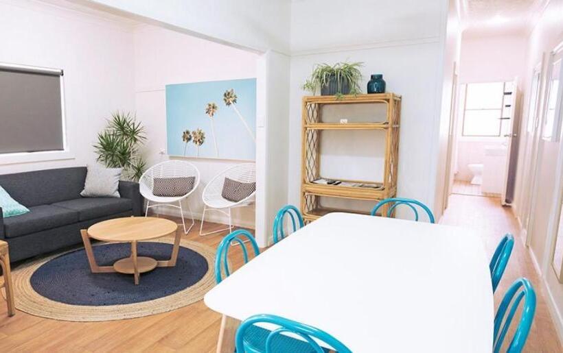 スタンダードバンガロー, Hibiscus Motel