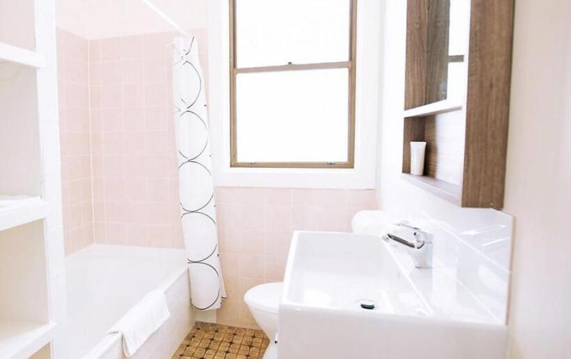 スタンダードバンガロー, Hibiscus Motel