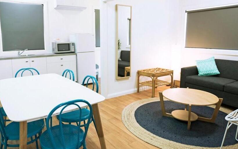 スタンダードバンガロー, Hibiscus Motel