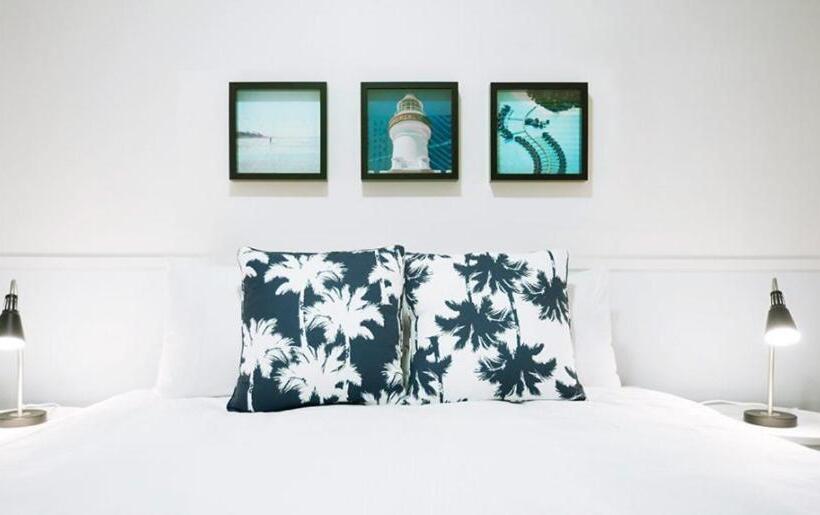 スタンダードバンガロー, Hibiscus Motel