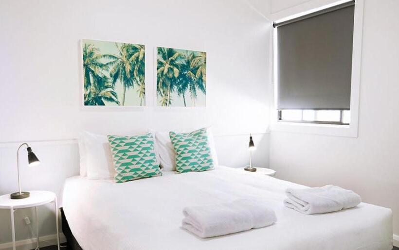 スタンダードバンガロー, Hibiscus Motel