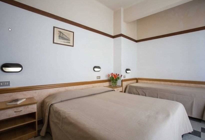 Camera Tripla Standard, Boston