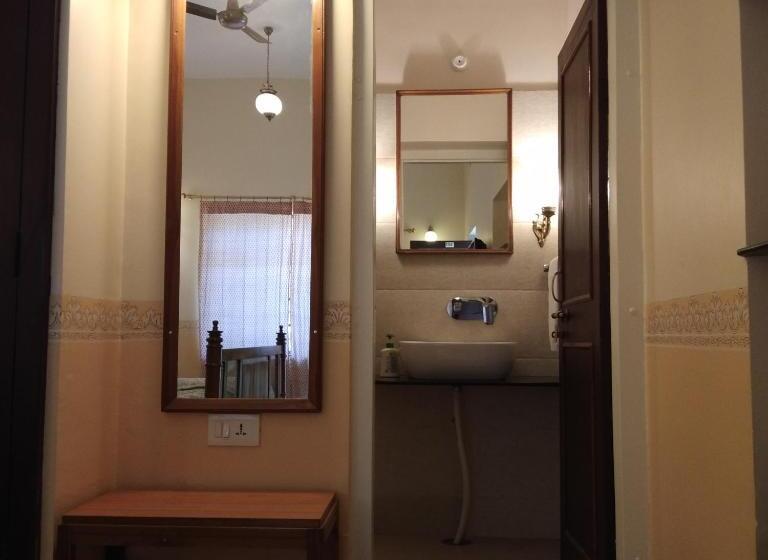 חדר דלוקס, Jai Niwas