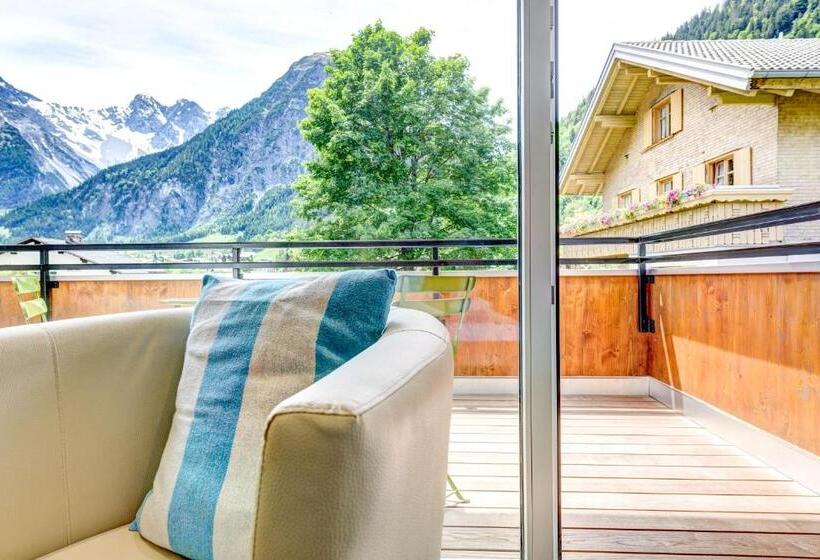 Comfort room with balcony, Lün