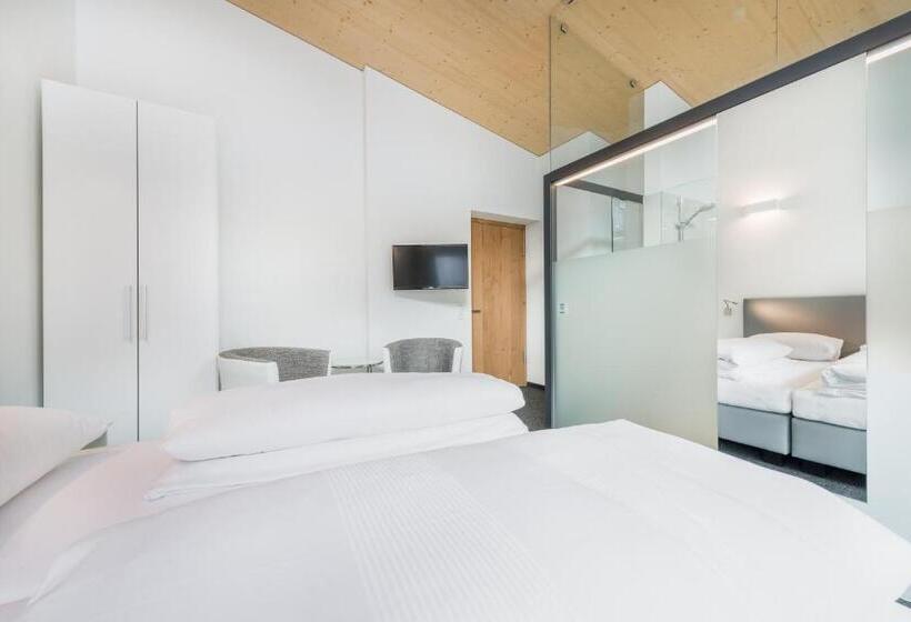 Comfort room with balcony, Lün