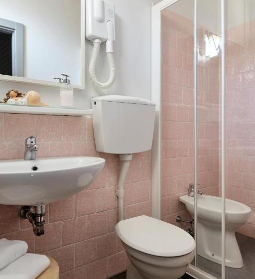 اتاق استاندارد سه تخته با بالکن, Madison