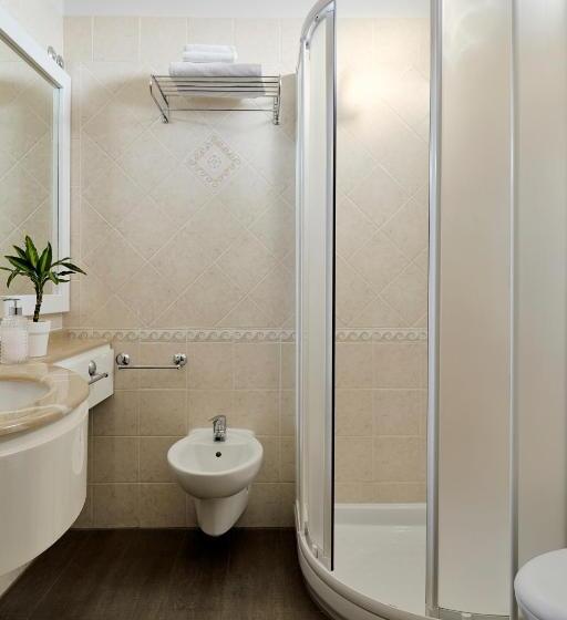 اتاق استاندارد سه تخته با بالکن, Madison