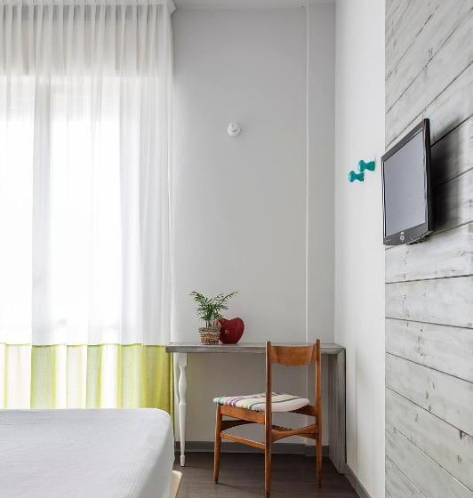 اتاق لوکس, Madison