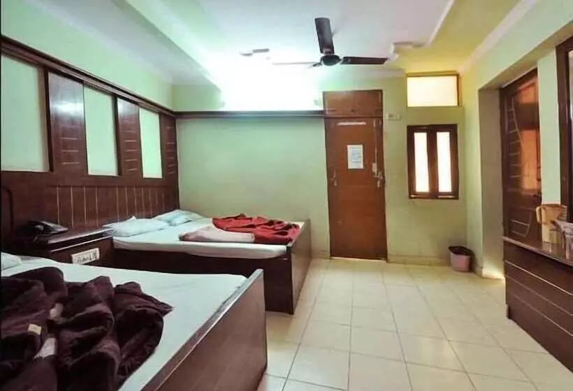 デラックスの４人部屋, Neha Inn