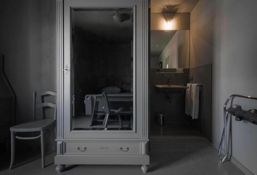 اتاق استاندارد, Teaching