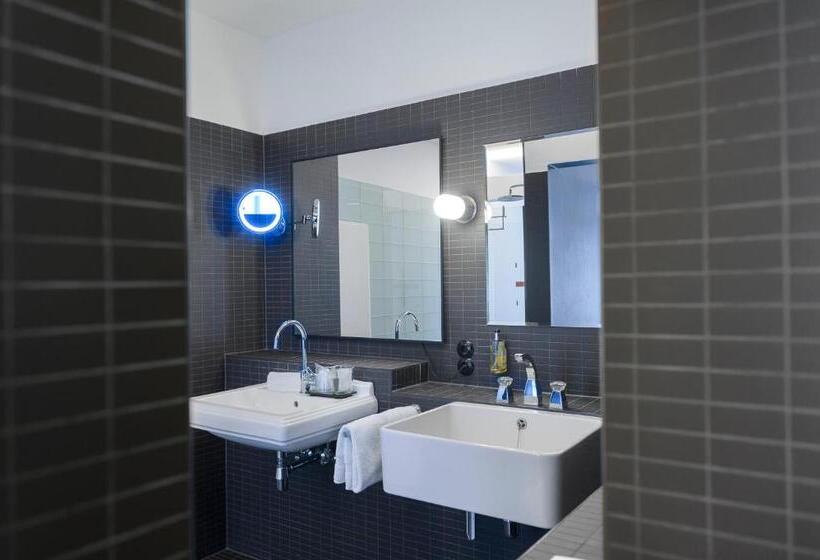 اتاق لوکس, Teaching