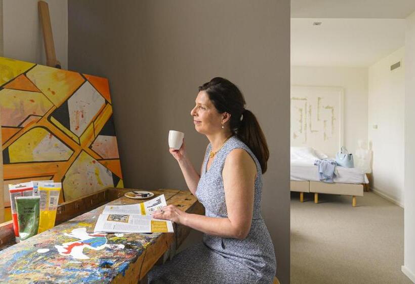 اتاق لوکس, Teaching