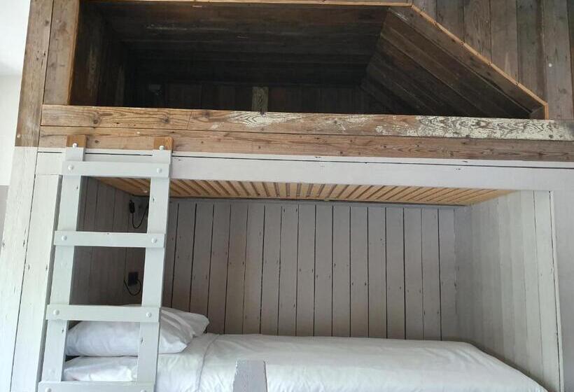 اتاق خانوادگی, Teaching