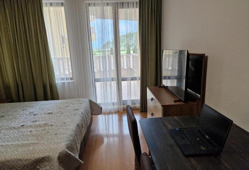 استودیوی استاندارد با چشم‌انداز دریا, Zlaten Bryag