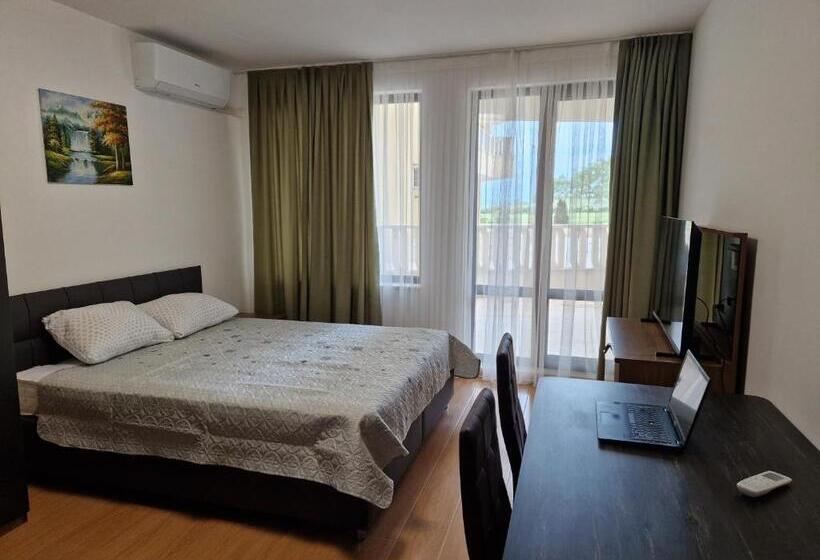 استودیوی استاندارد با چشم‌انداز دریا, Zlaten Bryag