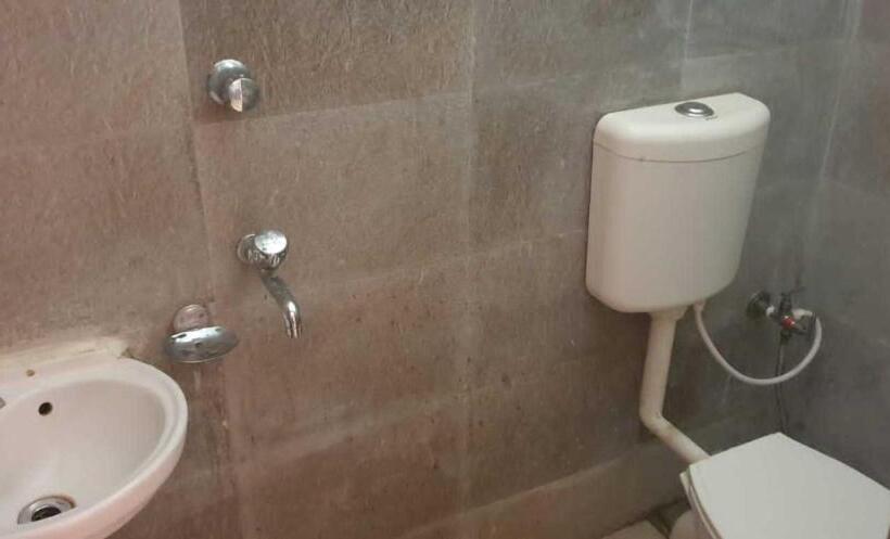 غرفة كلاسيكية ثلاثية, O Shivdham