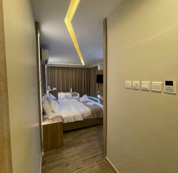 اتاق استاندارد سه نفره, Alena