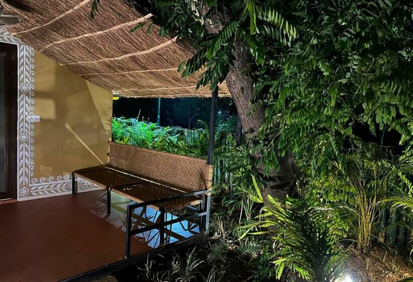 غرفة قياسية مزوَّدة بشُرفة, Pandu Pokhar Eco Adventure Resort