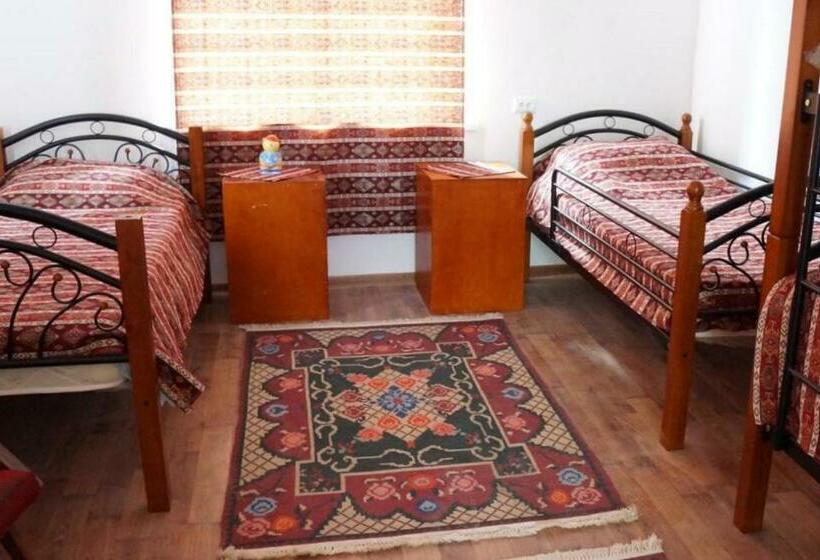 エコノミー４人部屋, Pottery House Sanahin