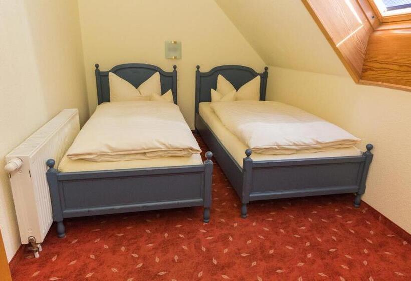 شقة غرفة واحدة, Kurhaus Devin