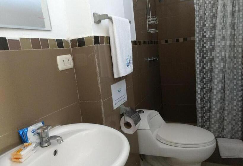 חדר אקונומי לשלושה, Casa Villamor