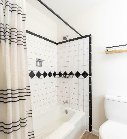 带大床的标准间, Modern Motel