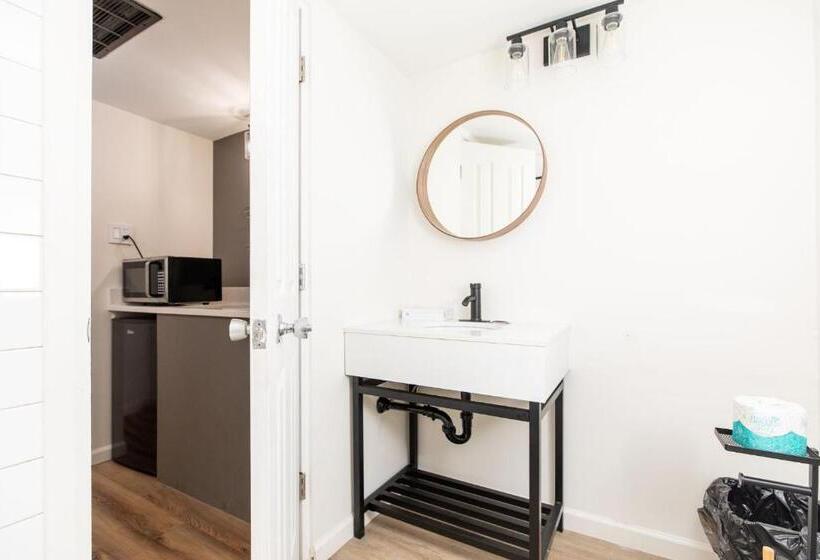 四人豪华间, Modern Motel