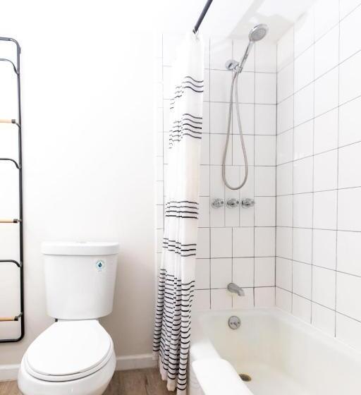 四人豪华间, Modern Motel