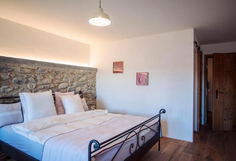 Номер Стандарт, Aux Trois Soleils