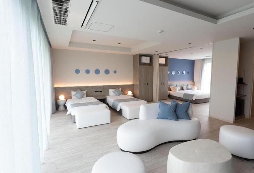 חדר לארבעה סטנדרטי עם מרפסת, 天  Tin