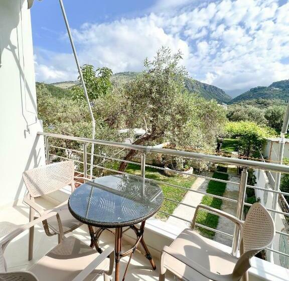 اتاق استاندارد سه نفره, Ionian View B&b