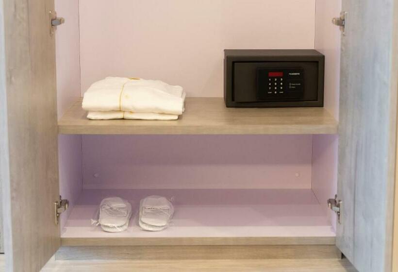 חדר לארבעה סטנדרטי עם מרפסת, 天  Tin