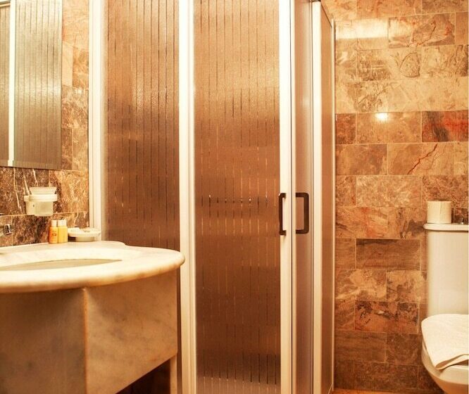 غرفة قياسية ثلاثية, Panorama Plaza