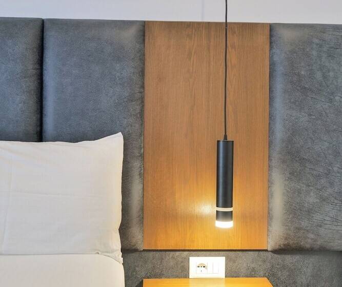 デラックストリプルルーム, Siars