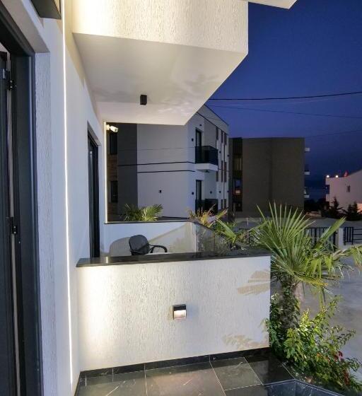 デラックストリプルルーム, Siars