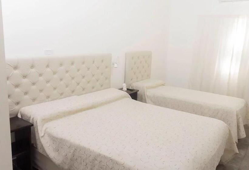 غرفة كومفورت ثلاثية, By Daniels