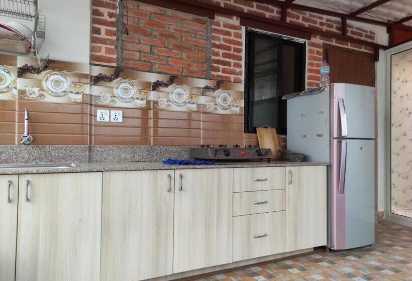 اتاق استاندارد, Awale House