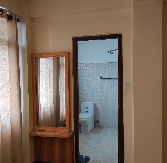 اتاق استاندارد, Awale House